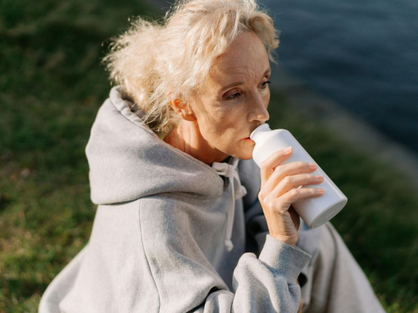 Comment hydrater une personne âgée correctement ?